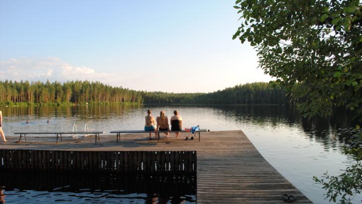 Kuva järvenrannalla