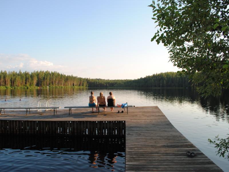 Kuva järvenrannalla