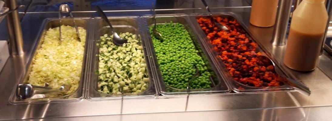kuvassa on suurtalouskeittiön salaattilinjasto