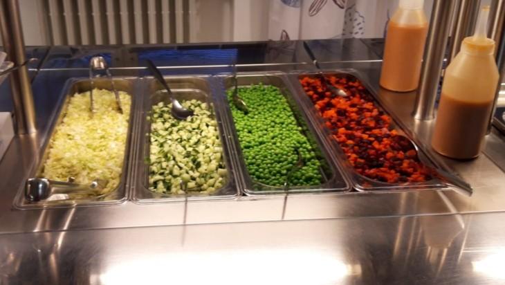kuvassa on suurtalouskeittiön salaattilinjasto