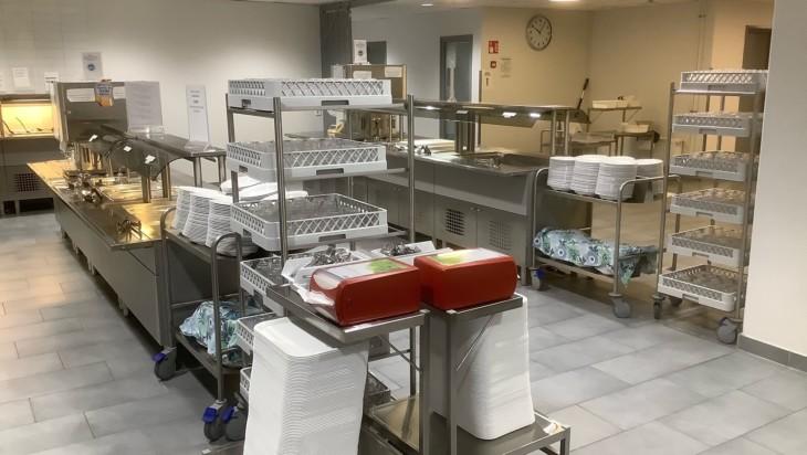 kuvassa on sillan ruokasalin tarjoilulinjastot