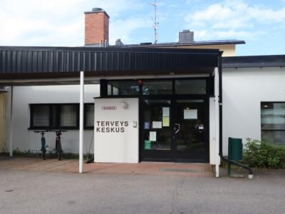 kuvassa on terveyskeskuksen pääovet