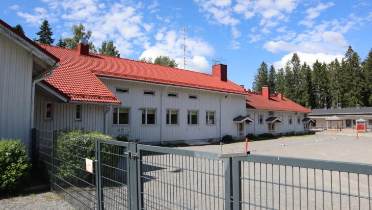 kuvassa on Heinijärven koulu