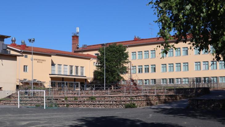 kuvassa on Kyröskosken koulu