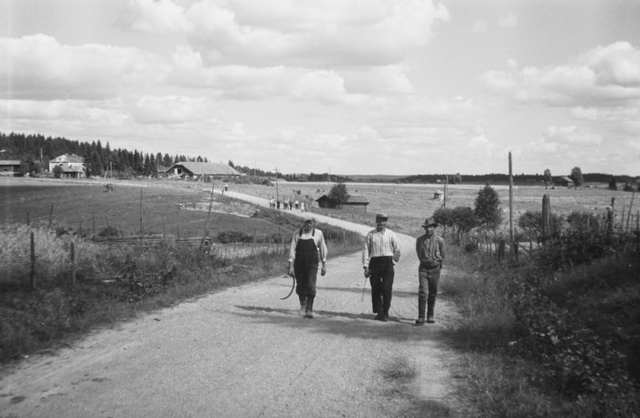 miehiä kävelemässä työmatkalla 1950-luvulla